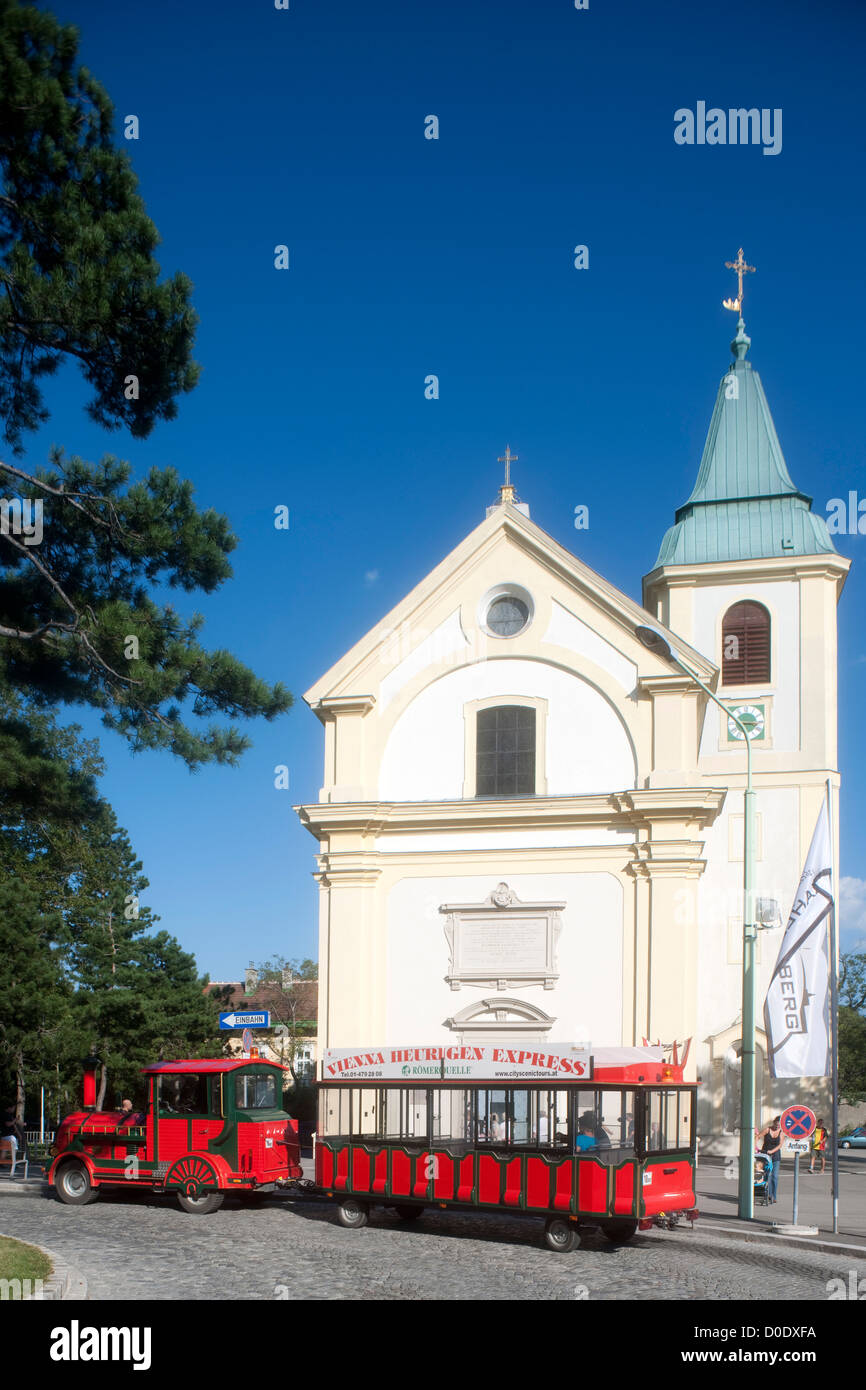 Österreich, Wien 19, Kahlenberg, St. Josef Auf Dem Kahlenberg Im Wienerwald, Davor der Heurigenexpress. Stockfoto