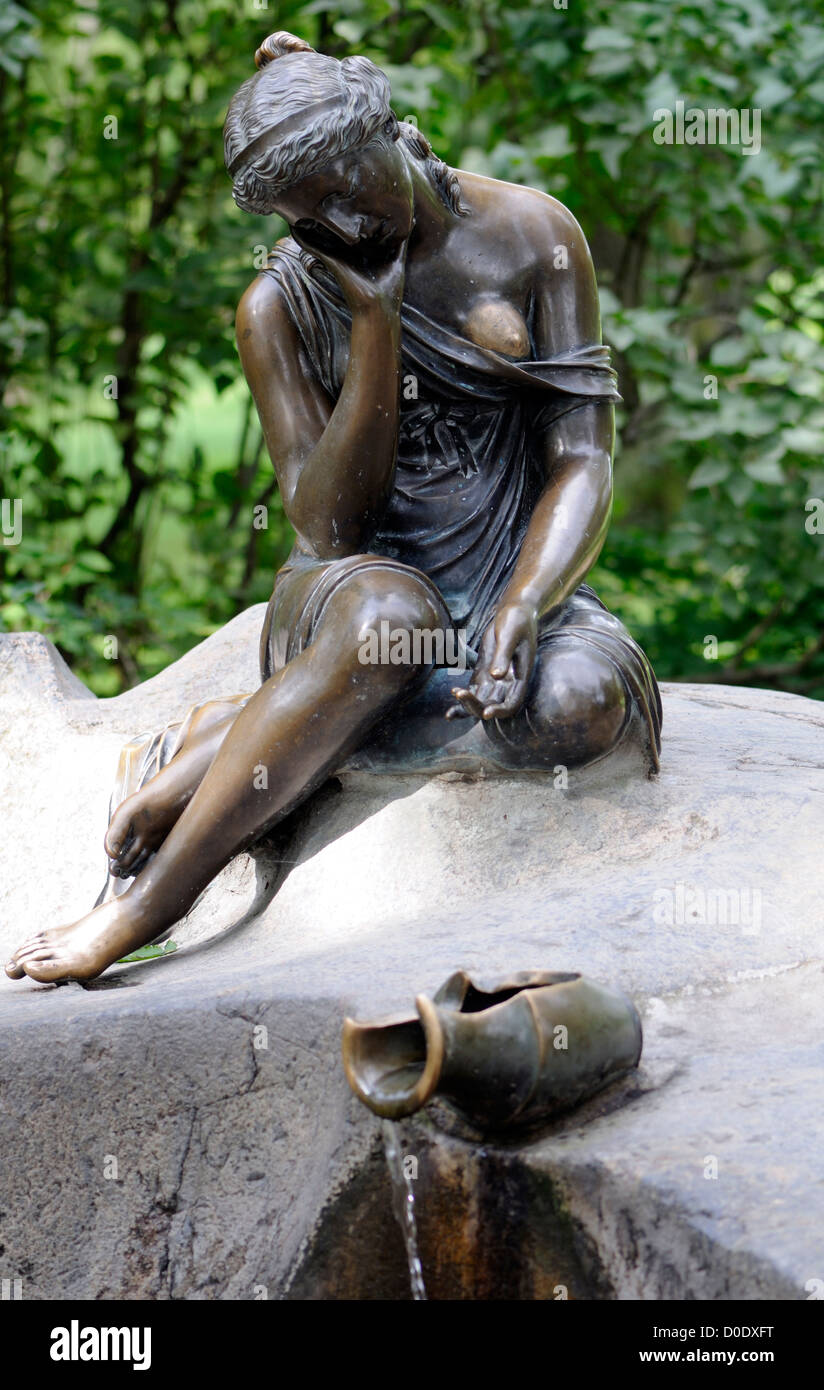 Brunnen in Form einer Bronzestatue eines Mädchens mit einem gebrochenen Krug, bekannt als ein Milchmädchen. Tzarskoje Selo Palast in Puschkin. Stockfoto