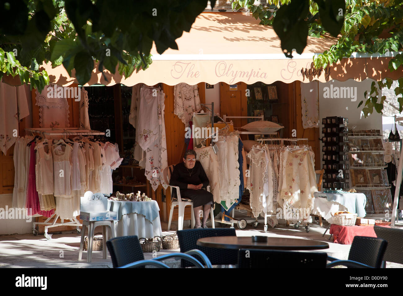 Ladenbesitzer verkaufen Spitze Tablewear, Bekleidung und Haushaltswaren. Omodos Village Zypern Stockfoto