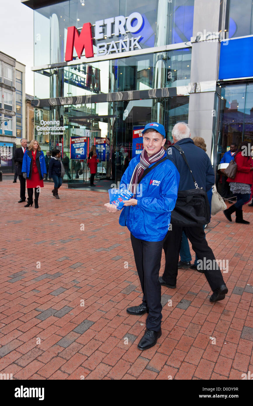 Angestellter bei der Eröffnung der neuen Niederlassung der Metro Bank in Reading, Berkshire am 23. November 2012. Stockfoto