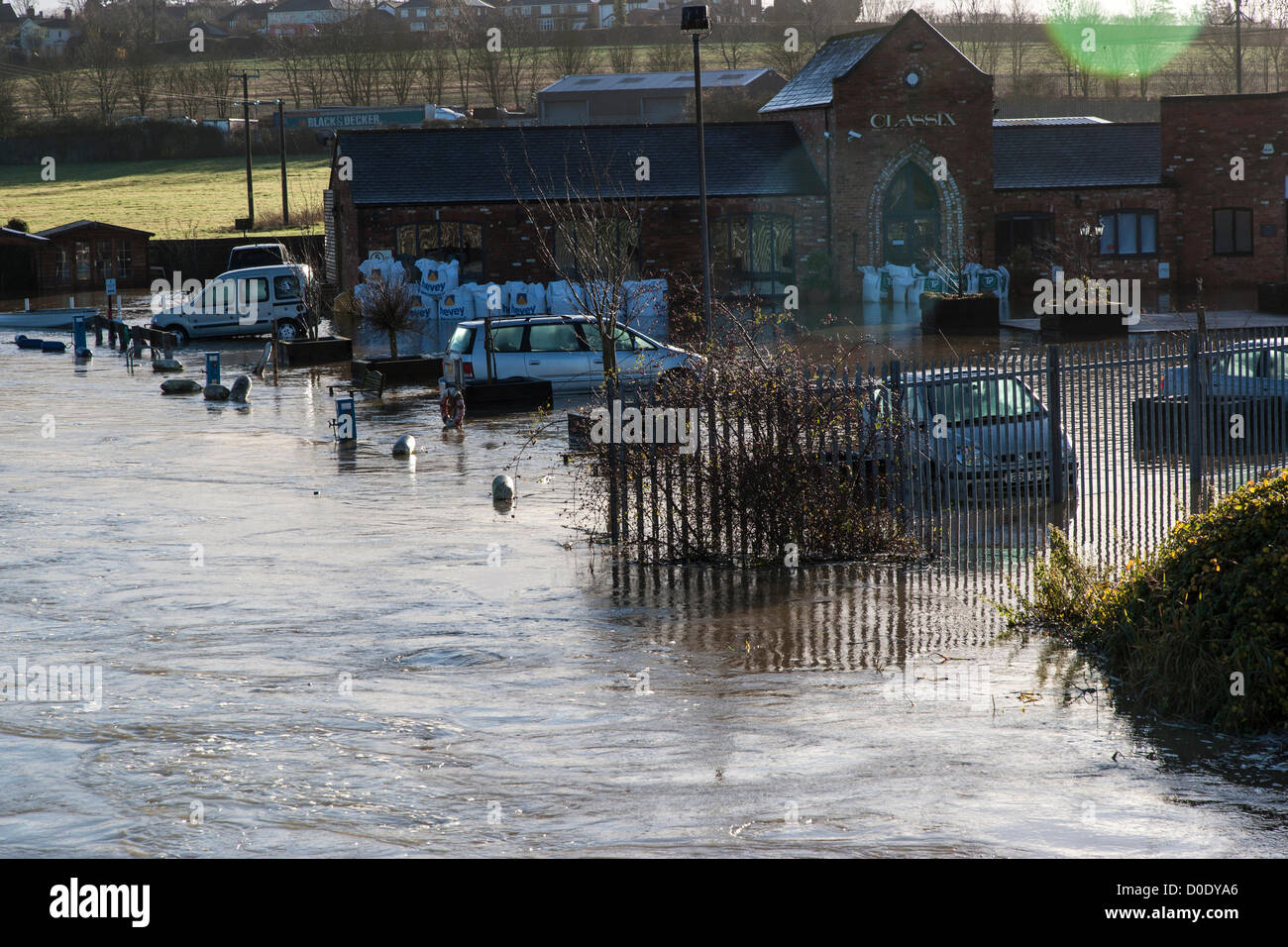 23 / 11 / 2012. Abrechnung Wharf, Cogenhoe, Northamptonshire, UK. Nach 30mm starkem Regen gestern Abend verlassen den Parkplatz und Eingang zu den Geschäften unter Wasser ist überflutet. Stockfoto