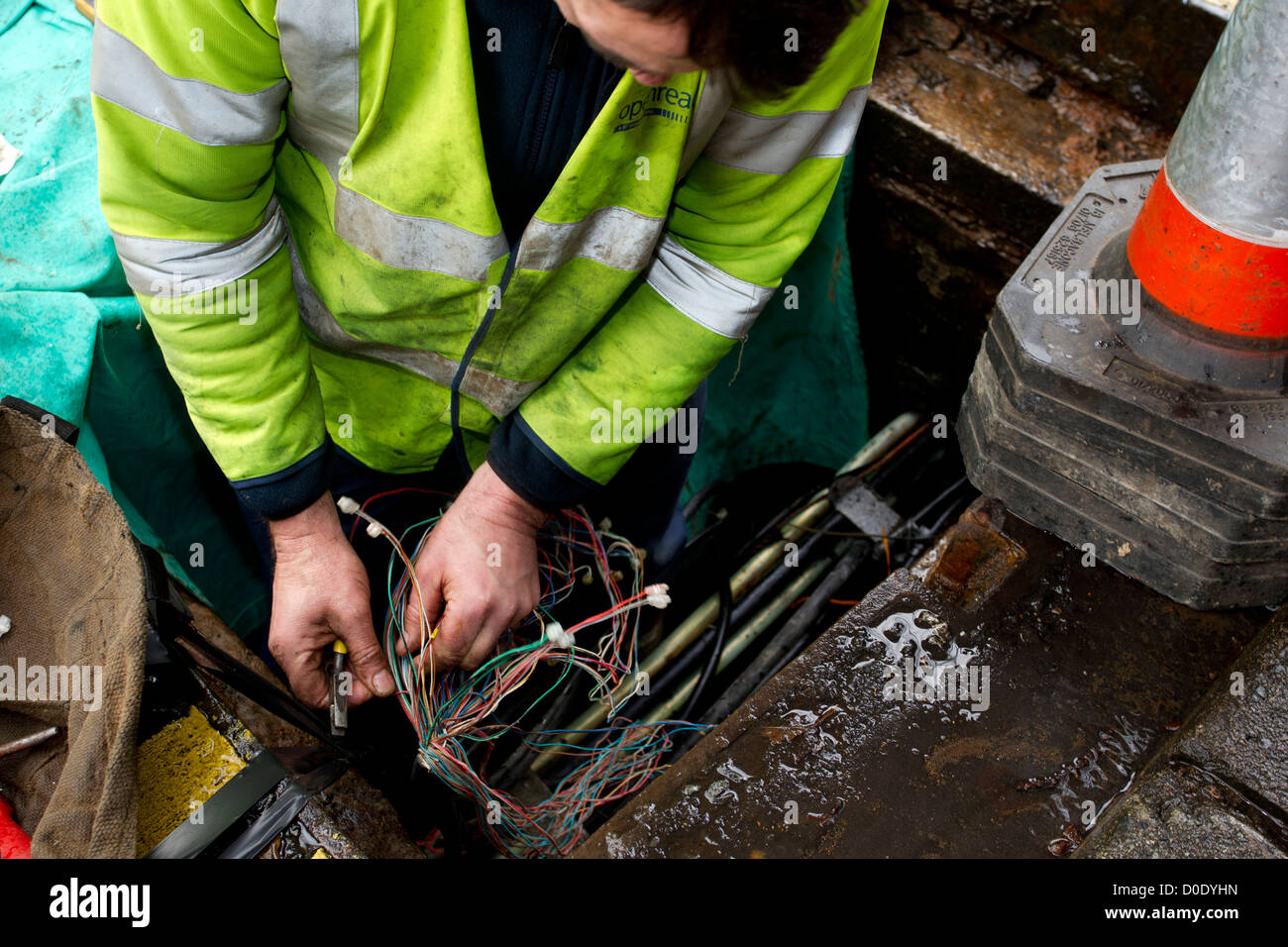 BT-Service Telefon Telefon Ingenieur Verbindung in Mannloch ausbessern Stockfoto