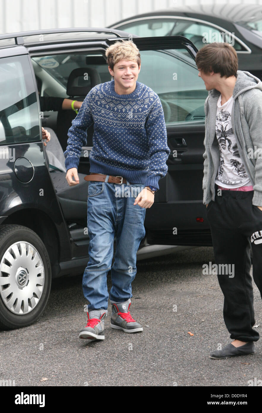 X Factor Finalisten Niall Horan und Louis Tomlinson kommen bei den Proben London England 28.10.10 Stockfotografie Alamy