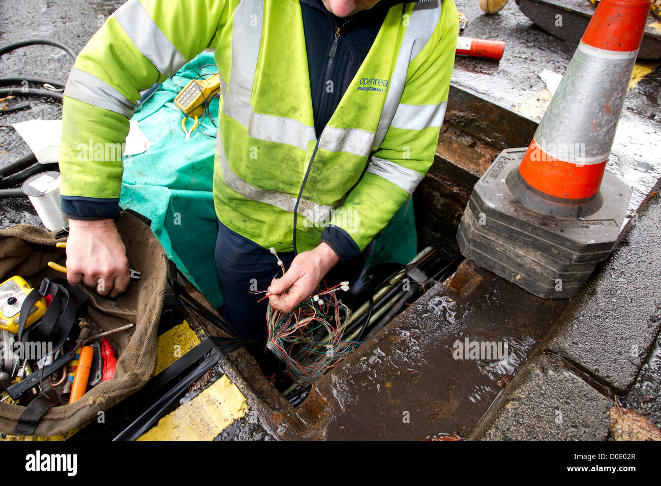 BT-Service Telefon Telefon Ingenieur Verbindung in Mannloch ausbessern Stockfoto