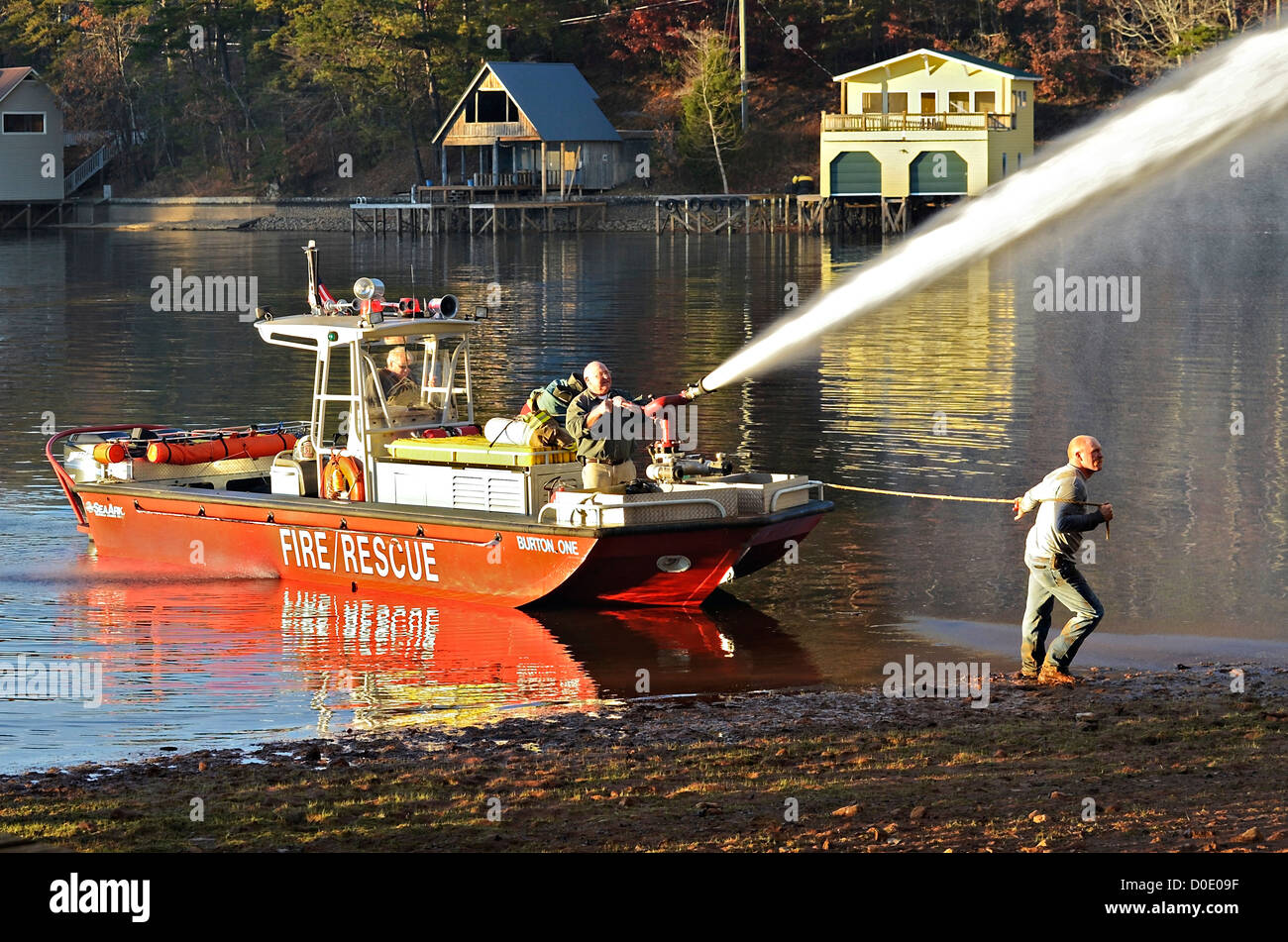 TIGER, GA, USA - NOV. 9: eine Gruppe von Männern in einem Löschboot ein Eveining Haus Löschangriff. 9. November 2012, am Lake Burton. Stockfoto