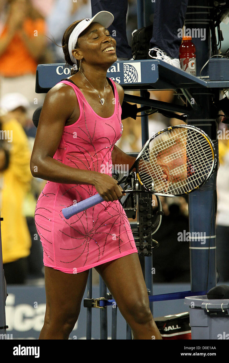 Venus Williams aus den USA schlägt mit einem 7: 6, 6: 4 Sieg über Francesca Schiavone von Italien (6) beim Tennisturnier US Open 2010 Stockfoto