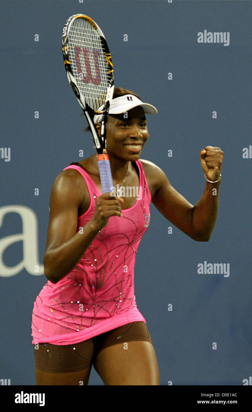 Venus Williams aus den USA schlägt mit 7: 6, 6: 4 Sieg über Francesca Schiavone von Italien (6) das Tennisturnier US Open 2010 neu Stockfoto