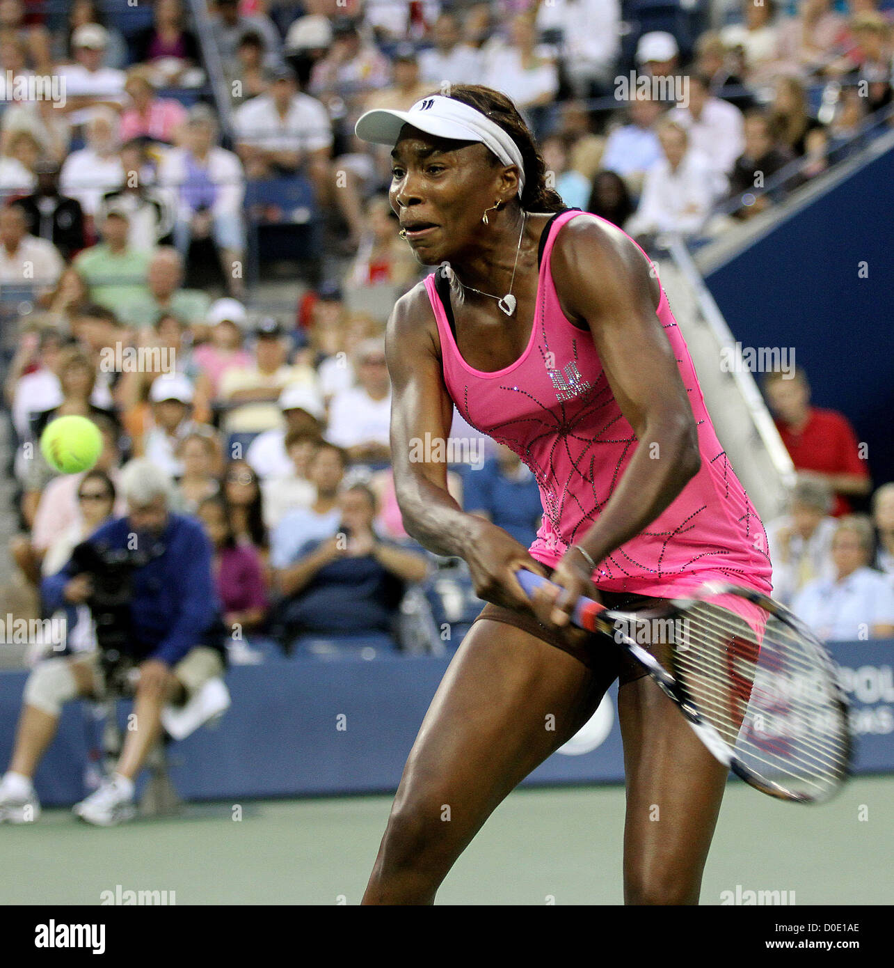 Venus Williams aus den USA schlägt mit einem 7: 6, 6: 4 Sieg über Francesca Schiavone von Italien (6) beim Tennisturnier US Open 2010 Stockfoto
