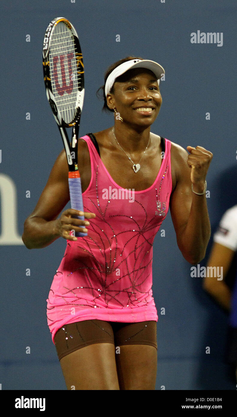 Venus Williams aus den USA schlägt mit einem 7: 6, 6: 4 Sieg über Francesca Schiavone von Italien (6) beim Tennisturnier US Open 2010 Stockfoto