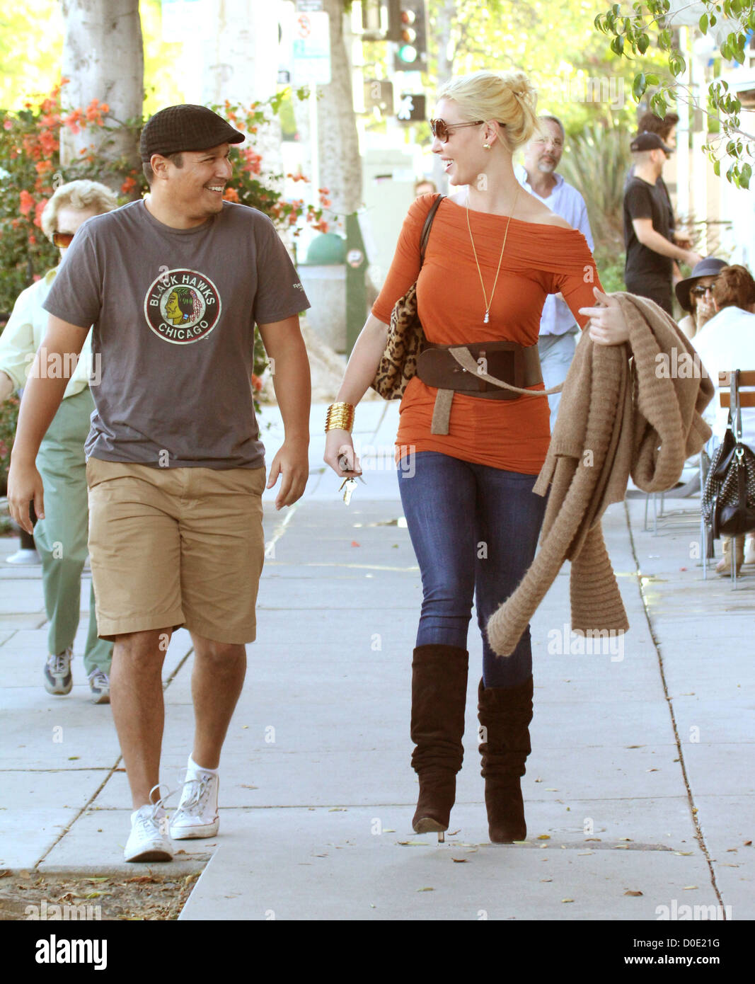 Katherine Heigl und ein Freund verlassen Bungalow Cafe nach dem Mittagessen zusammen Los Angeles, Kalifornien - 28.10.10 Stockfoto