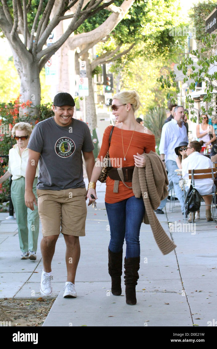 Katherine Heigl und ein Freund verlassen Bungalow Cafe nach dem Mittagessen zusammen Los Angeles, Kalifornien - 28.10.10 Stockfoto