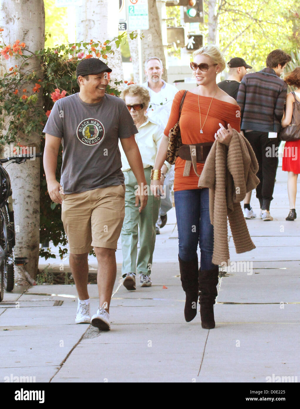Katherine Heigl und ein Freund verlassen Bungalow Cafe nach dem Mittagessen zusammen Los Angeles, Kalifornien - 28.10.10 Stockfoto