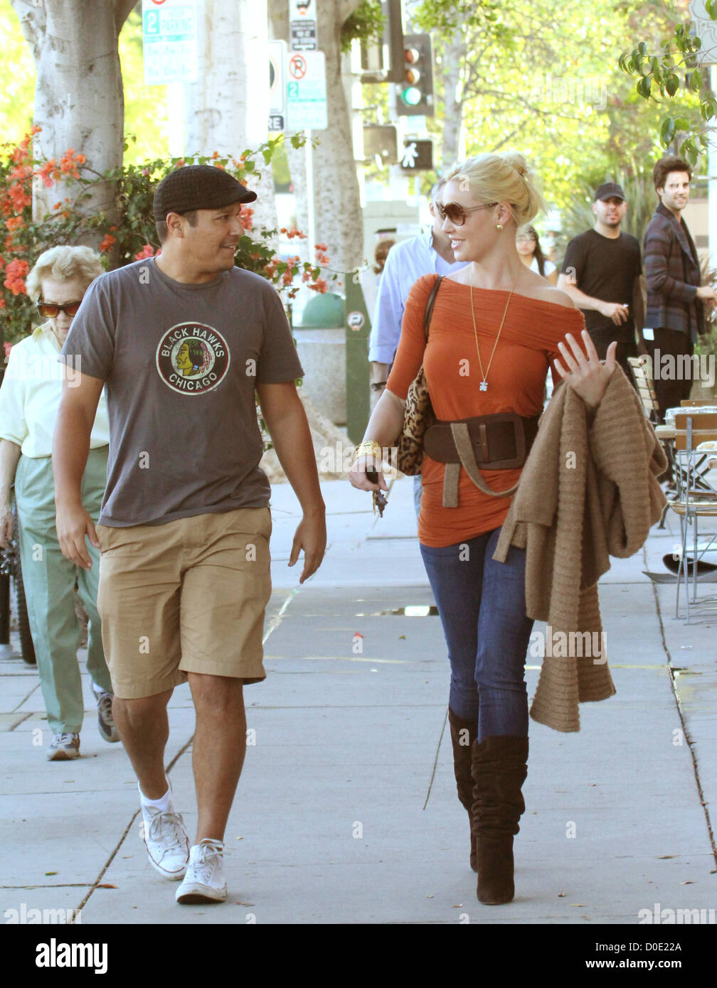 Katherine Heigl und ein Freund verlassen Bungalow Cafe nach dem Mittagessen zusammen Los Angeles, Kalifornien - 28.10.10 Stockfoto