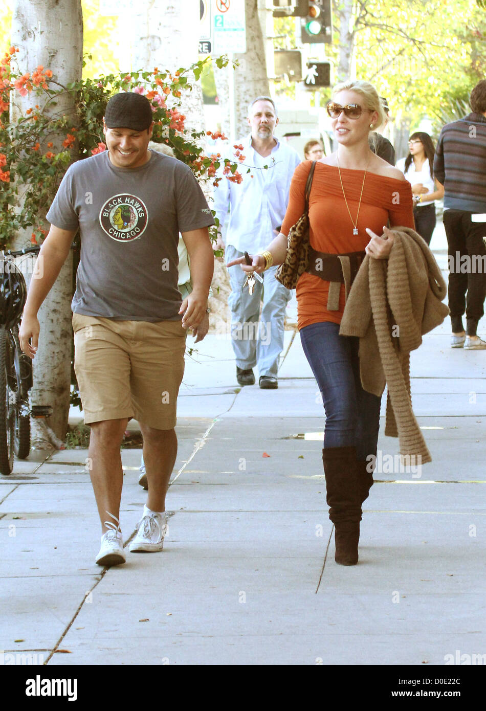 Katherine Heigl und ein Freund verlassen Bungalow Cafe nach dem Mittagessen zusammen Los Angeles, Kalifornien - 28.10.10 Stockfoto