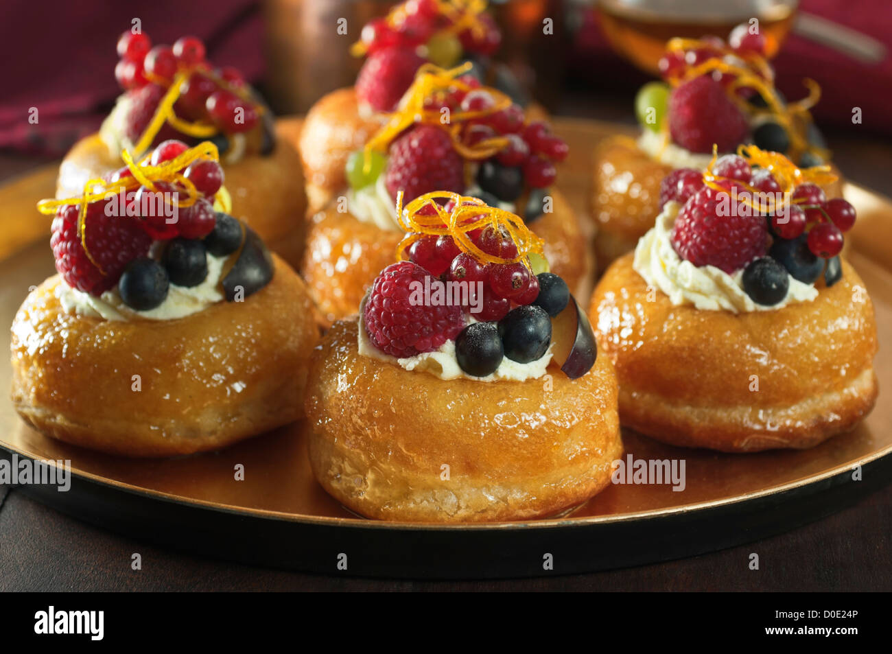 Savarin cake -Fotos und -Bildmaterial in hoher Auflösung – Alamy Savarin cake -Fotos und -Bildmaterial in hoher Auflösung – Alamy