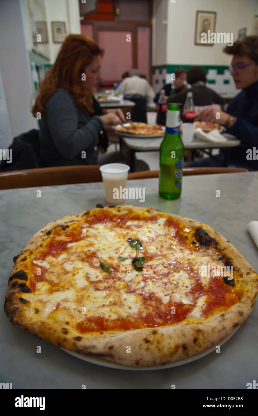 Pizza Margherita mit doppelter Mozzaralle Käse Da Michele Pizzeria zentrale Naples Stadt La Campania Region Italien Südeuropa Stockfoto