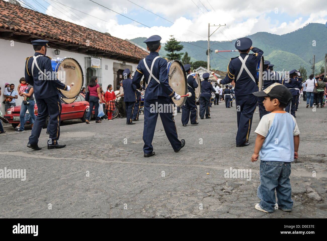 Unabhängigkeitstag Parade Schulkinder Antigua Guatemala // am Vormittag am Tag vor dem Unabhängigkeitstag Guatemalas (der am 15. September gefeiert wird) marschieren Hunderte Schulkinder aus Antigua und den umliegenden Dörfern zu einer Parade von Schulgruppen in Antigua, einige in Kostümen und andere in Schuluniformen. Die Parade umfasst auch Schulmarschbands und Cheerleader. Die Prozession beginnt am Parque Central und schlängelt sich vorbei an der leuchtend gelben Kirche La Merced in das Stadion der Stadt. Stockfoto