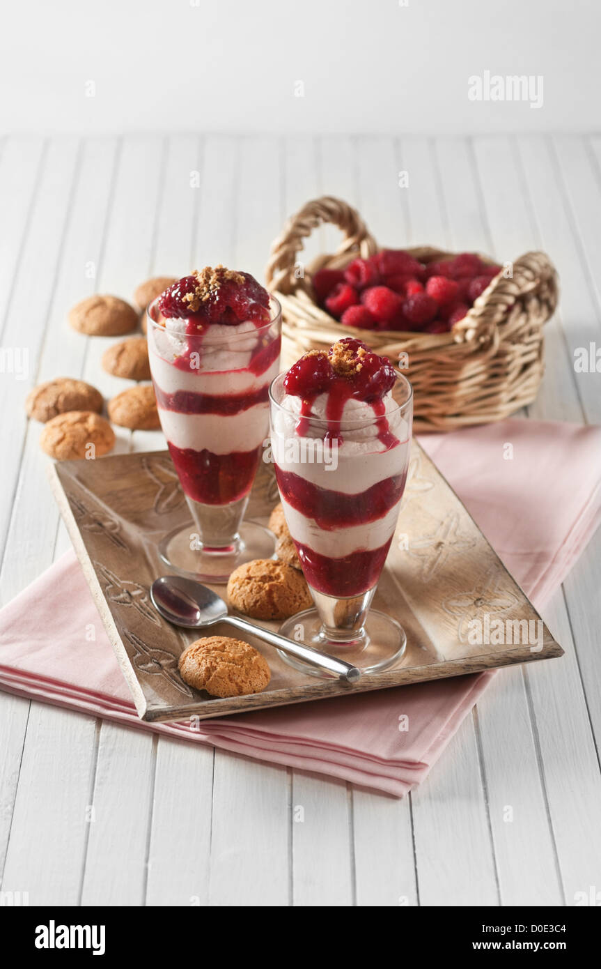 Himbeer-Syllabub Obst und Sahne dessert Stockfoto