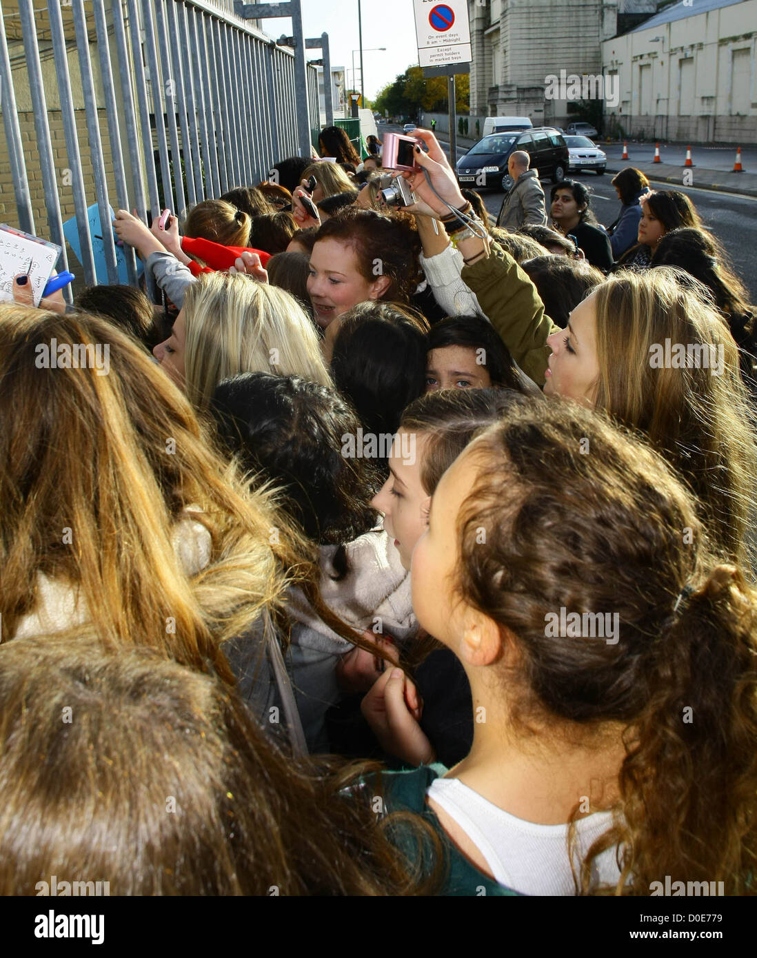 X Factor Fans warten vor den Studios "The X Factor" Finalisten kommen die Proberäume vor die Show heute Abend live Stockfoto