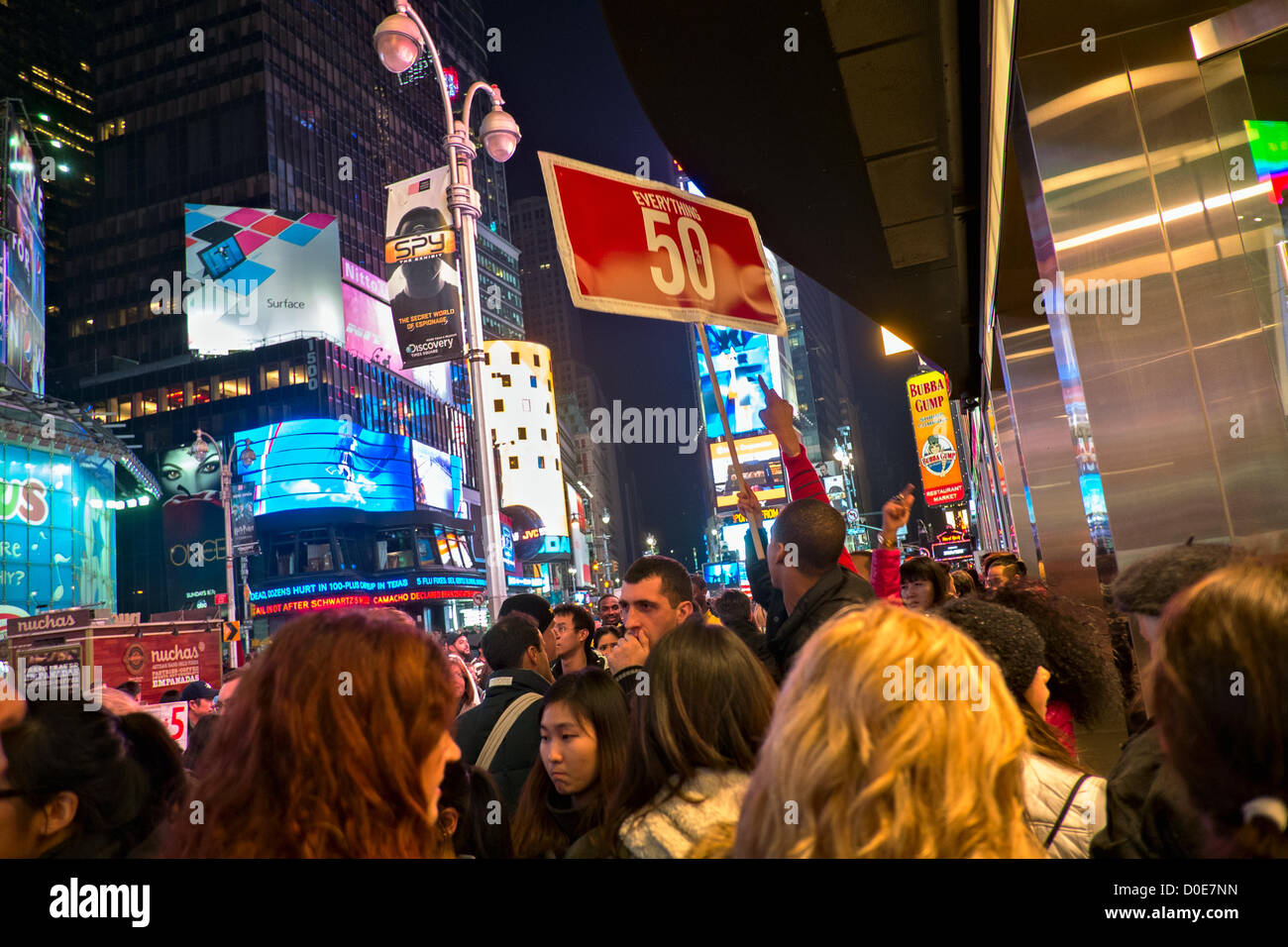 22. November 2012, New York, NY.  Eine Hand in der Menschenmenge verweist auf eine 50 % Rabatt auf Schild einen Aeropostale Shop in New York City Times Square am Thanksgiving Day Feiertag geöffnet Stockfoto