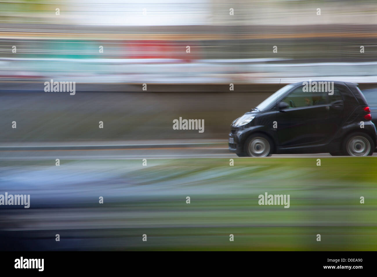 KLEINES AUTO IN DIE STADT ORLEANS LOIRET (45) FRANKREICH Stockfoto
