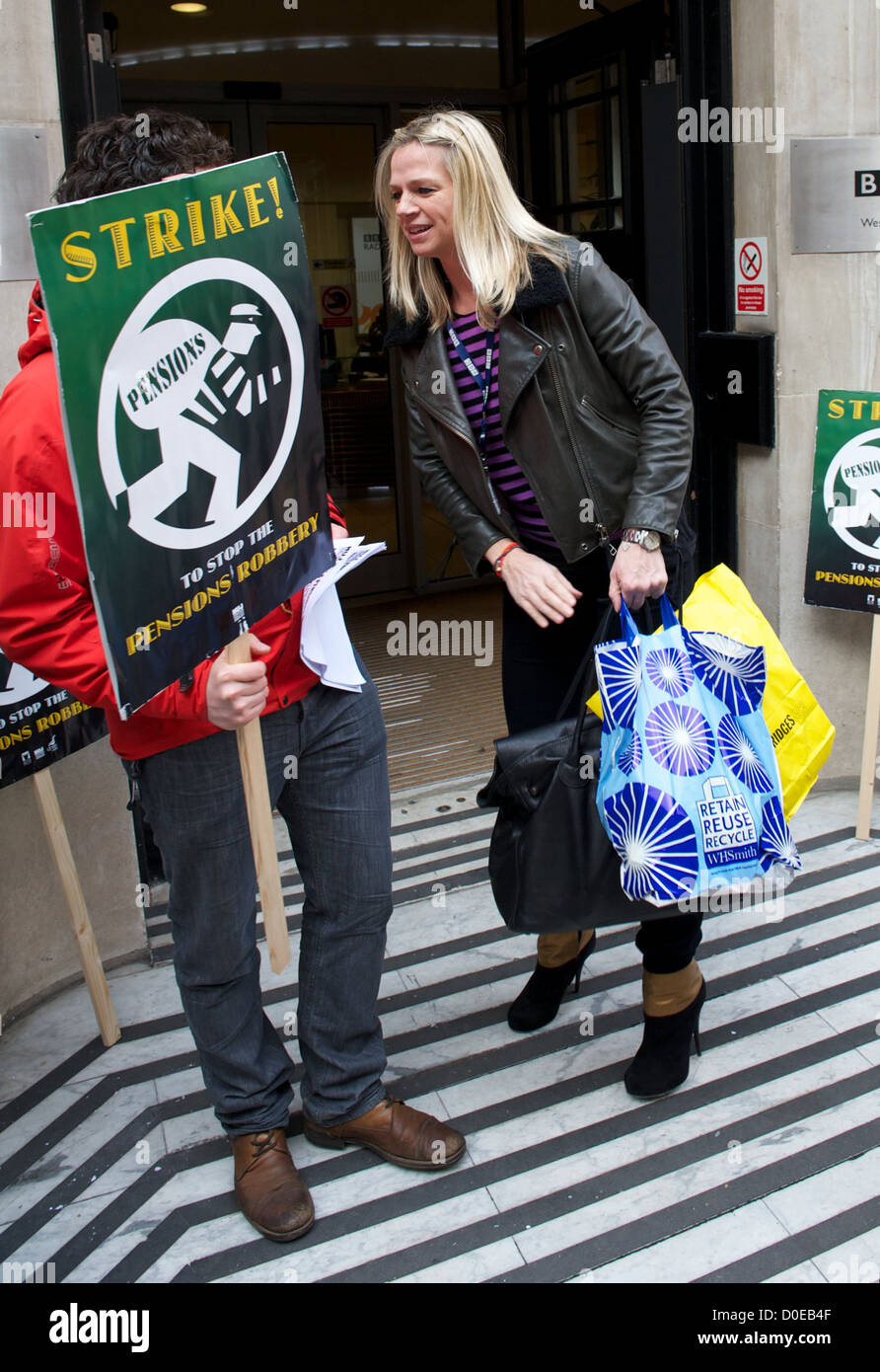 Zoe Ball die Trennungslinie nationale Union der Journalisten (NUJ) Picket, wo Arbeiter in Protest 4.000 vorgeschlagene Arbeit auffällig Stockfoto