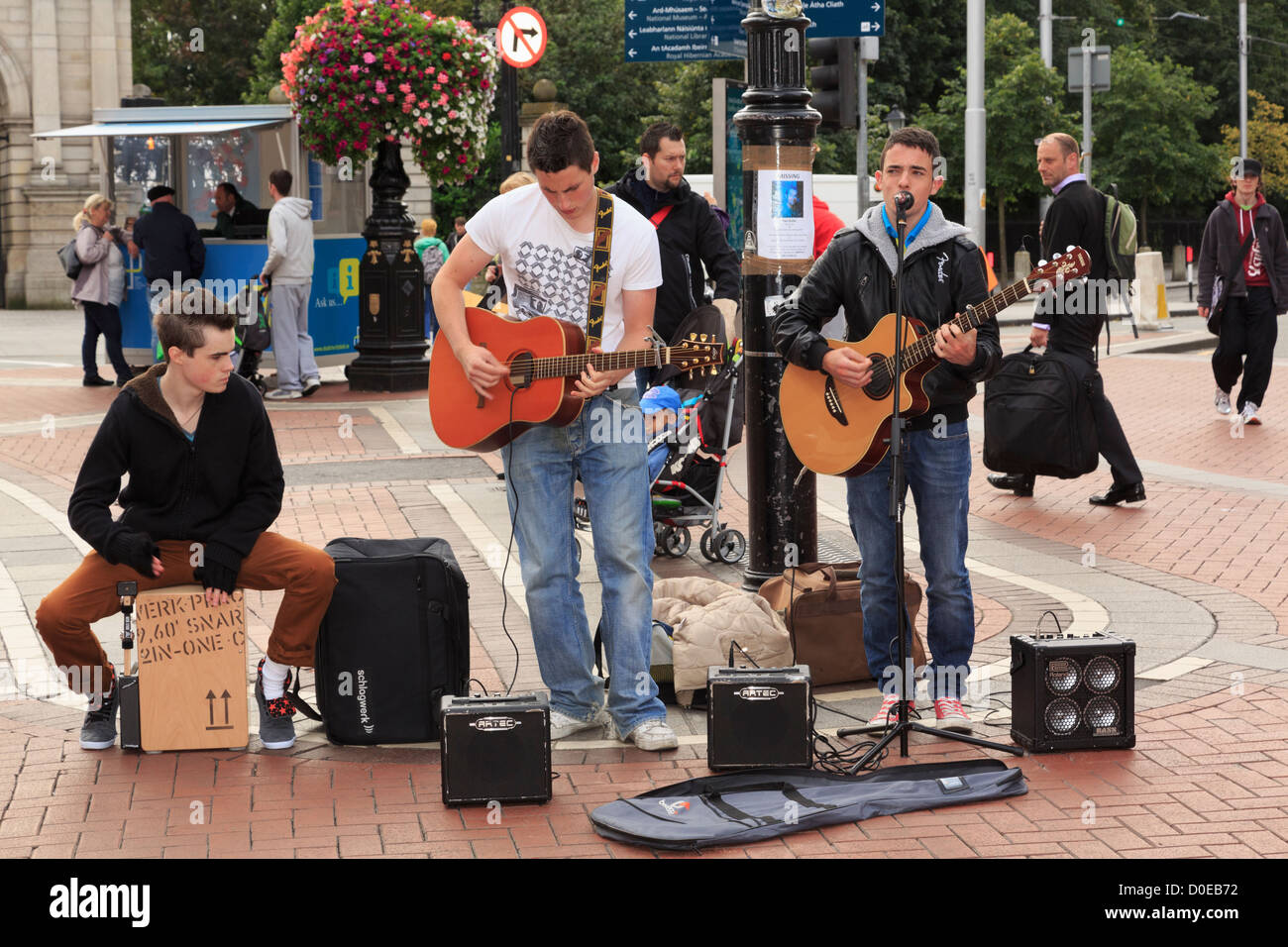 Typische Straßenszene mit drei irischen Musikern Gitarre Straßenmusik im Stadtzentrum auf der Grafton Street Dublin Irland Irland Stockfoto