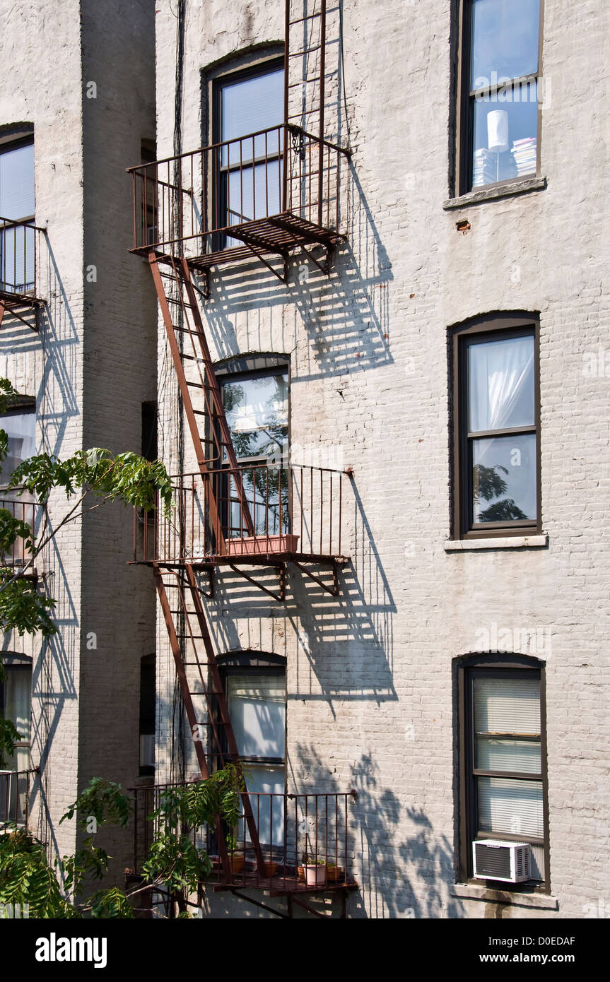 Fassade mit äußeren Sicherheit Treppe in Manhattan - New York City, USA Stockfoto