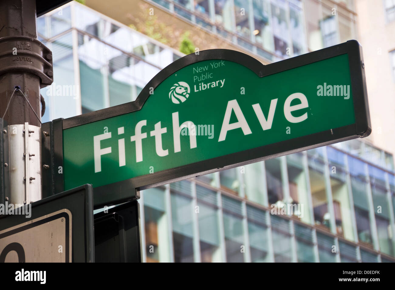 Fifth Avenue und New York Public Library grünes Schild - Manhattan, New York City, USA Stockfoto