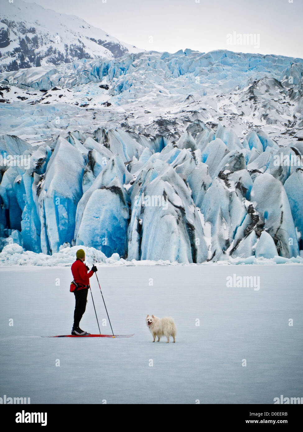 Mendenhall Lake in Alaska Juneau friert während der Wintermonate. Sie können dann ski oder skate Gesicht Mendenhall-Gletscher. Dieser Mann Stockfoto