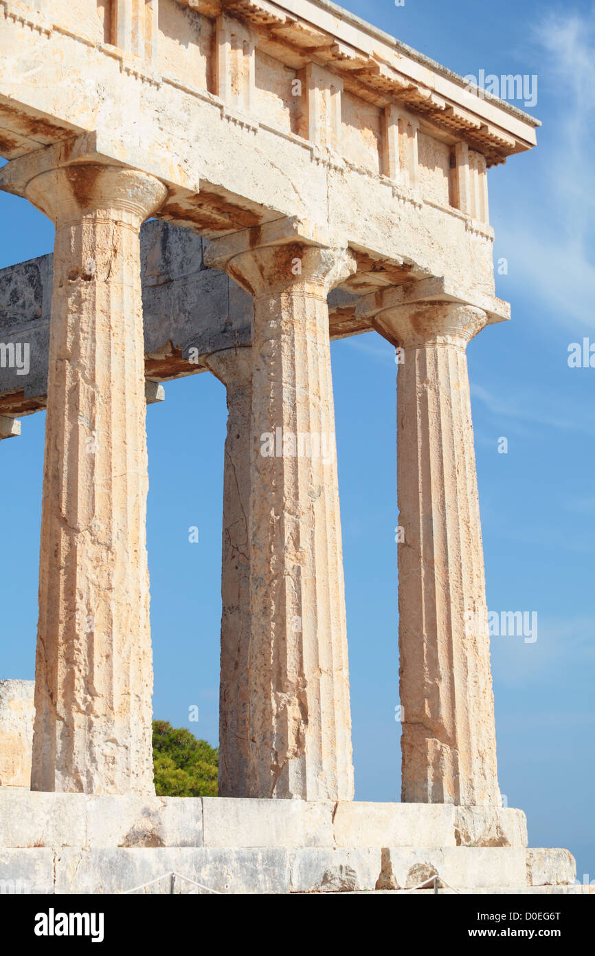 Ein Blick auf die dorischen Tempel des Aphaiatempels auf Aegina Insel im Saronischen Golf, südlich von Athen, zeigen einige der modernen Reparaturen. Stockfoto