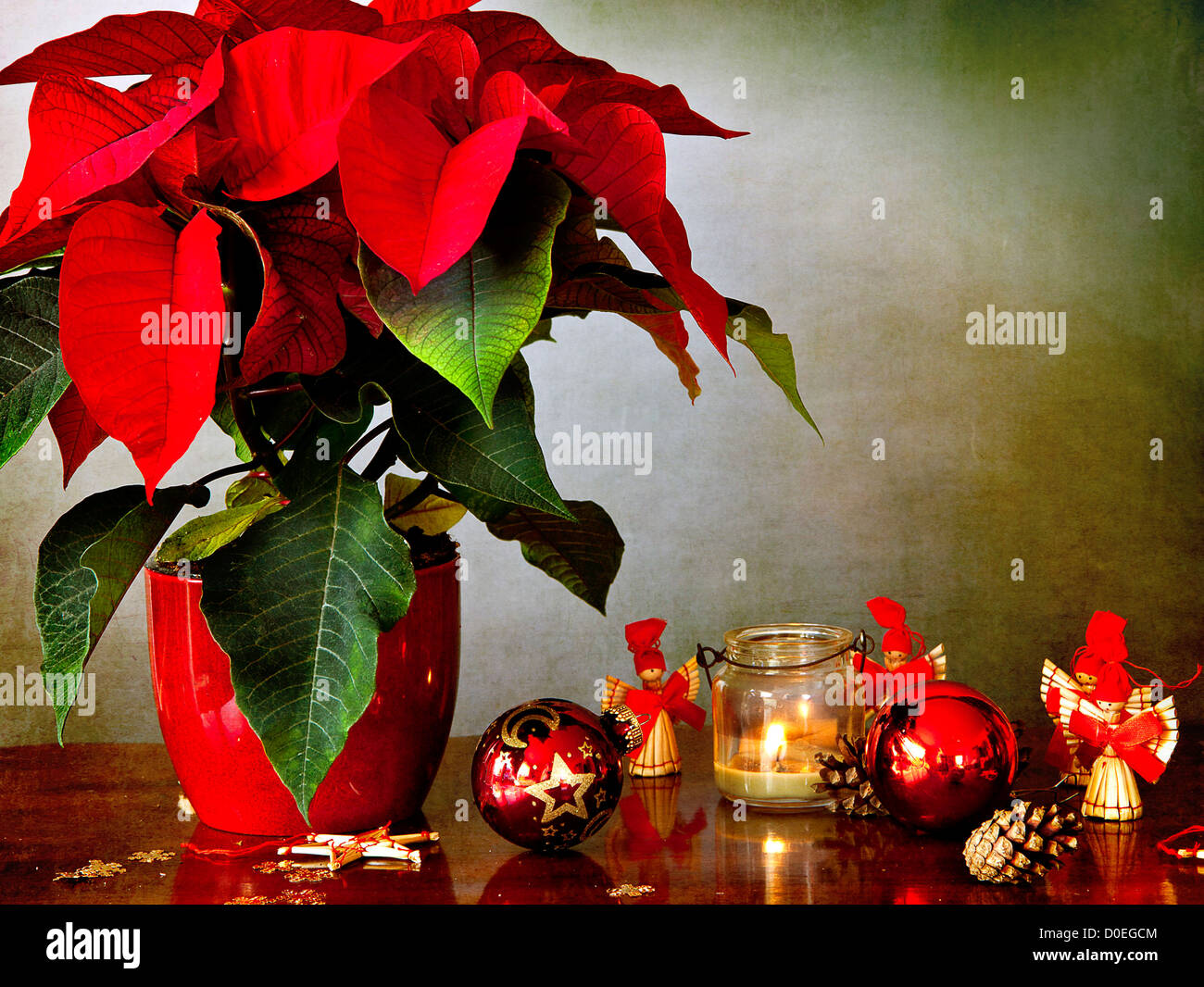 Winter Rose, Kerzen und Weihnachtsschmuck Stockfoto