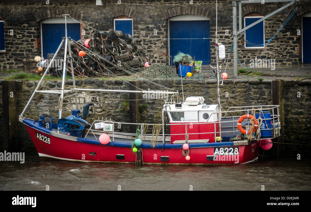 ABERYSTWYTH, Wales - ein rotes Fischtrawler in das Dock günstig bei einem Sturm in Aberystwyth an der Westküste von Wales. Stockfoto