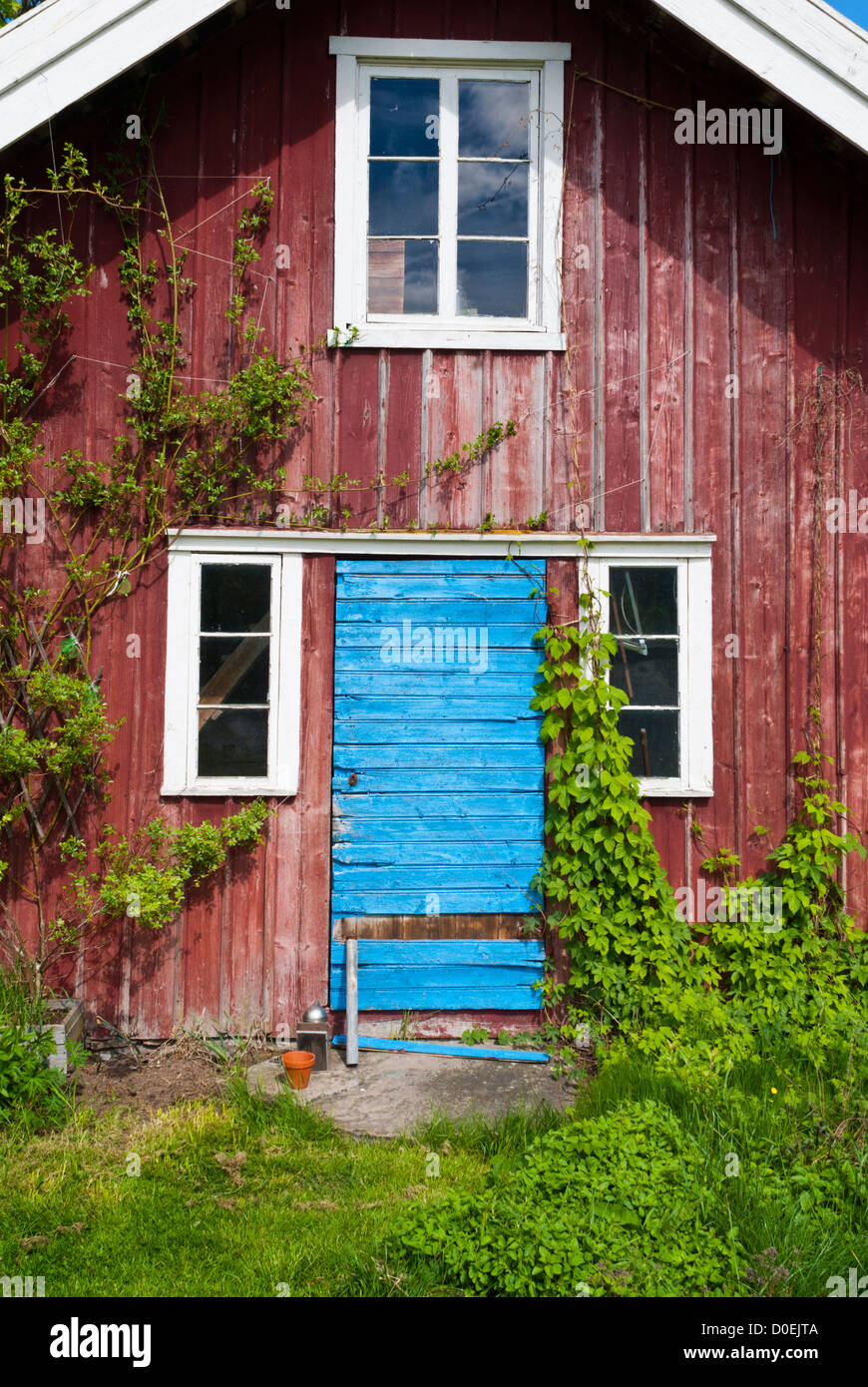 Rotes Haus mit blauen Tür Stockfoto
