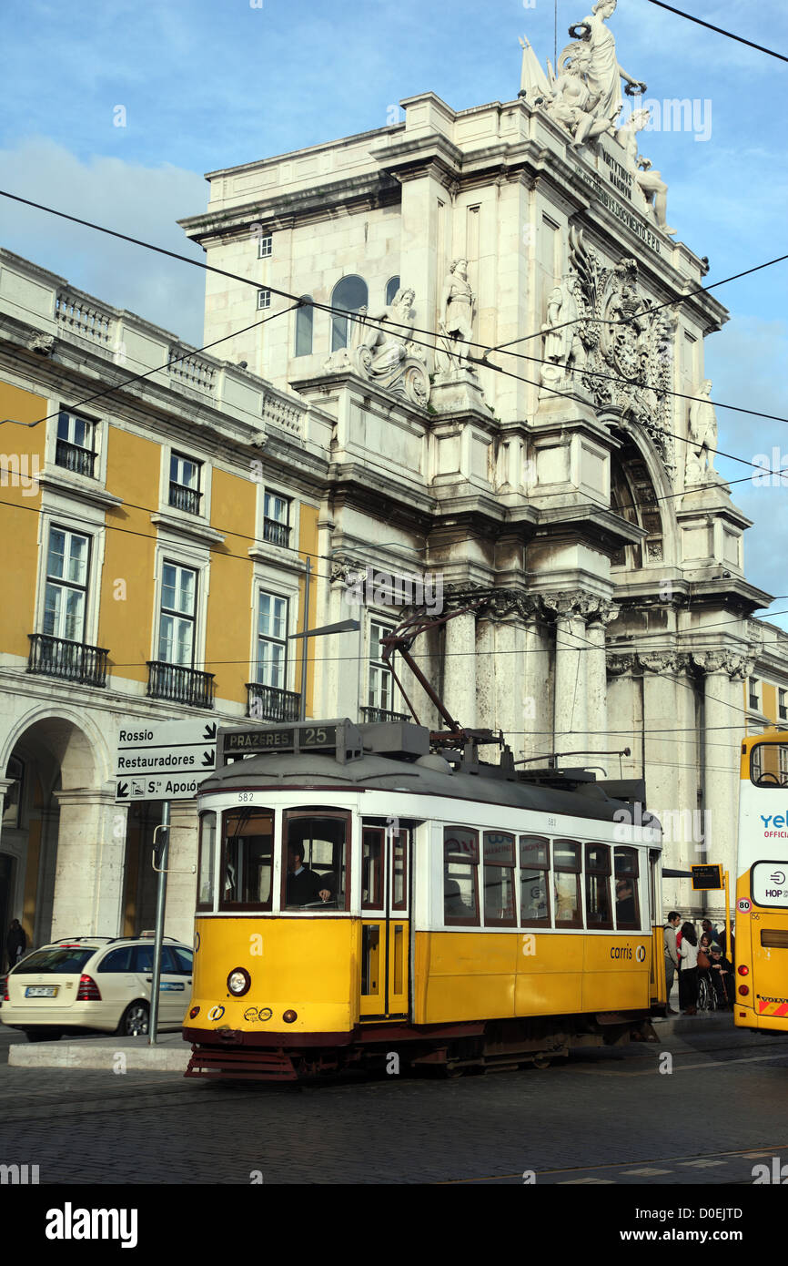 Lissabon ÖPNV Straßenbahn. Praca Comercio, Portugal Stockfoto