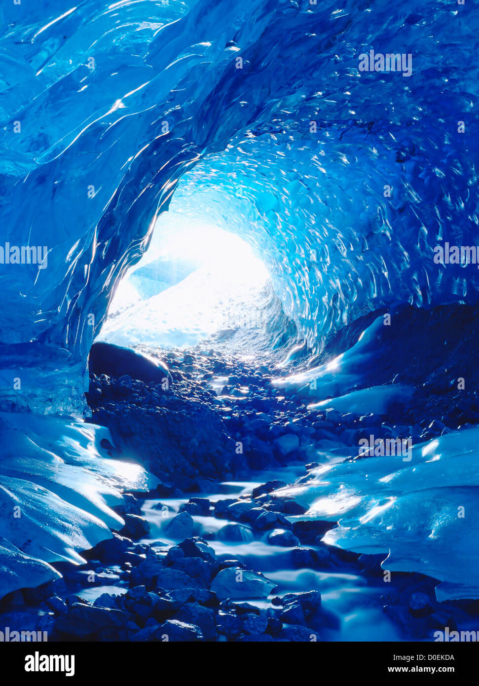 Blue Ice Cave und Gletscherbach, Glacier Bay Nationalpark, Alaska Stockfoto