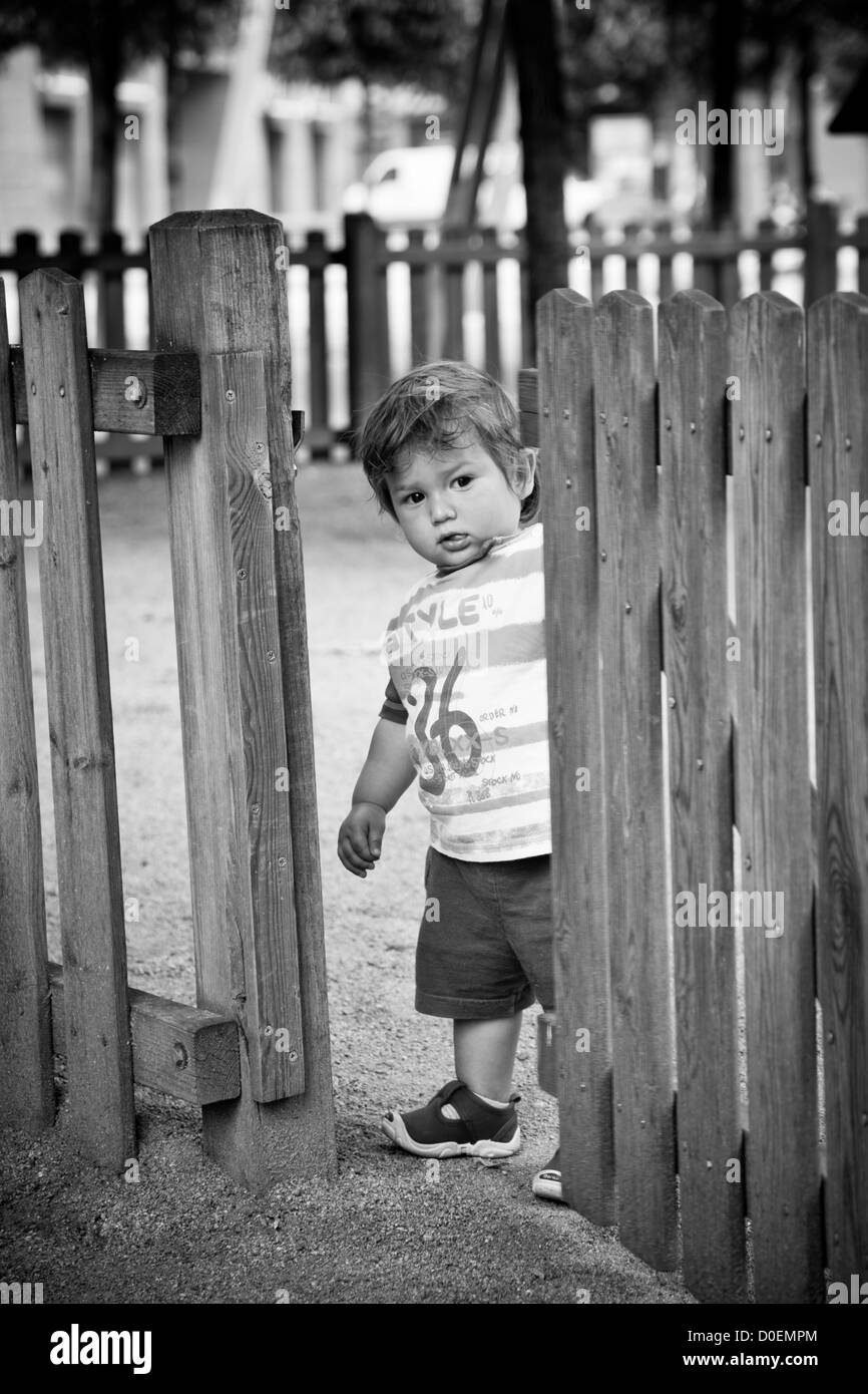 Einjähriger Junge auf einem Spielplatz-Tür Stockfoto