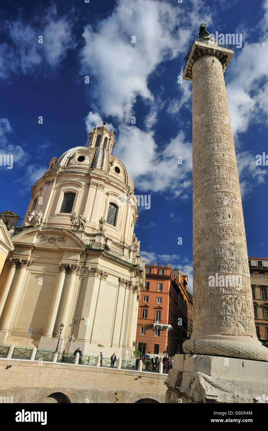 Trajans Säule befindet sich im Forum des Trajan, die größte der Kaiserforen in Rom, Italien Stockfoto
