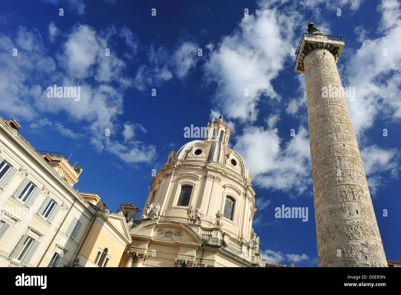 Trajans Säule befindet sich im Forum des Trajan, die größte der Kaiserforen in Rom, Italien Stockfoto
