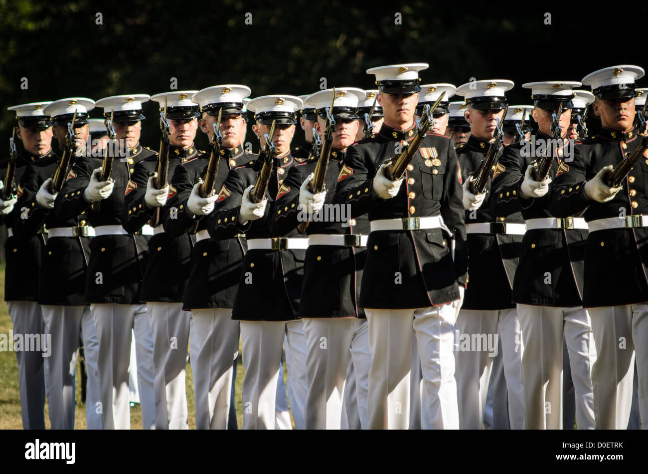 Das Marine Corps Silent Drill Platoon führen an der Sunset-Parade am Iwo Jima Memorial (Marine Corps Memorial) in Arlington, VA, am Dienstagabend im Sommer. Stockfoto