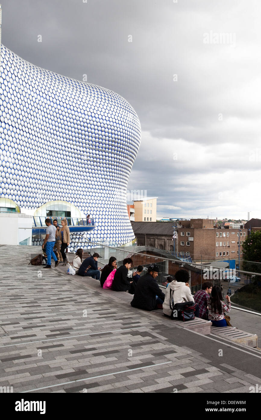 Menschen im Chat neben dem Einkaufszentrum Bullring, Birmingham Stockfoto