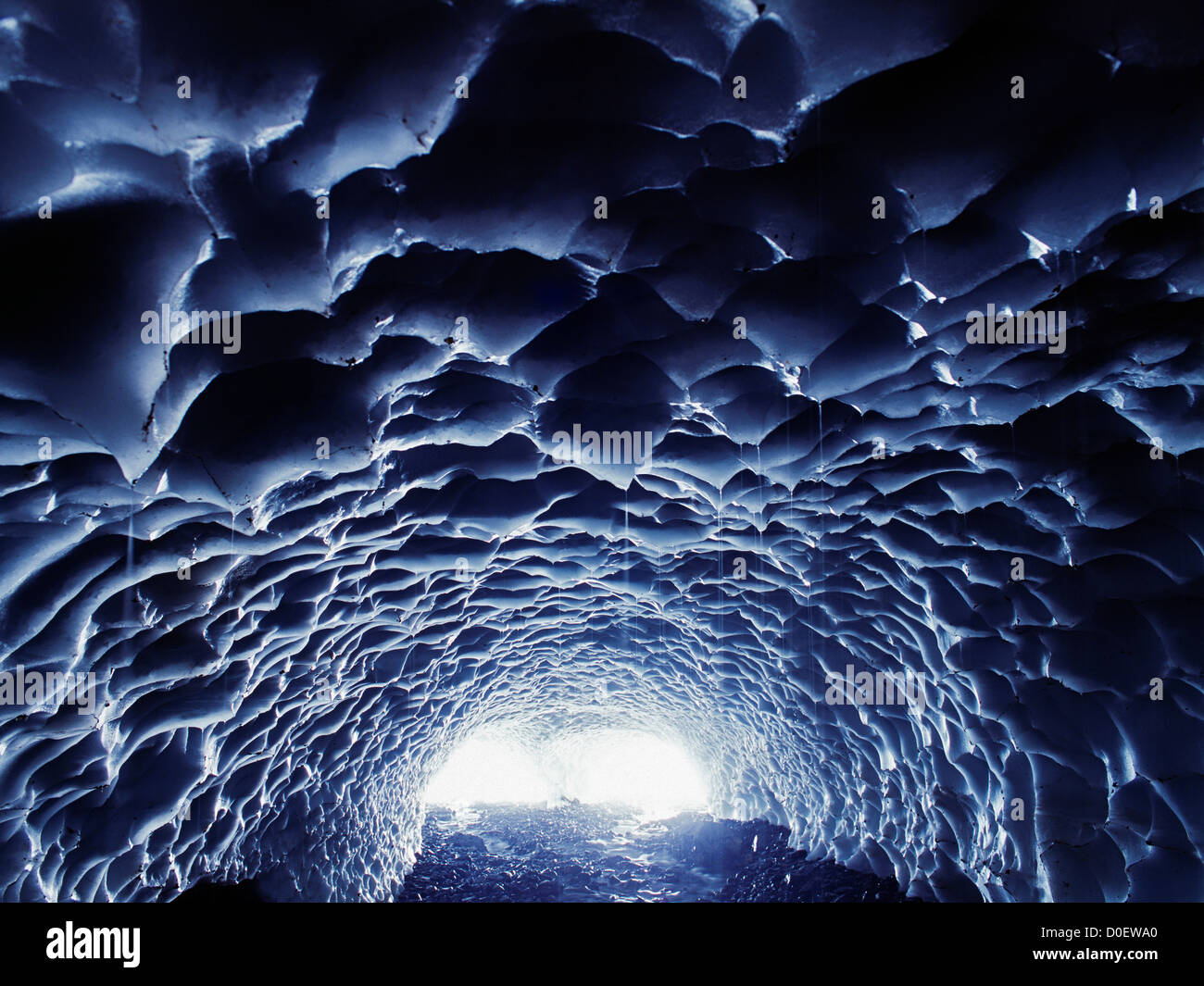 Aus einer Eishöhle Peering Stockfoto