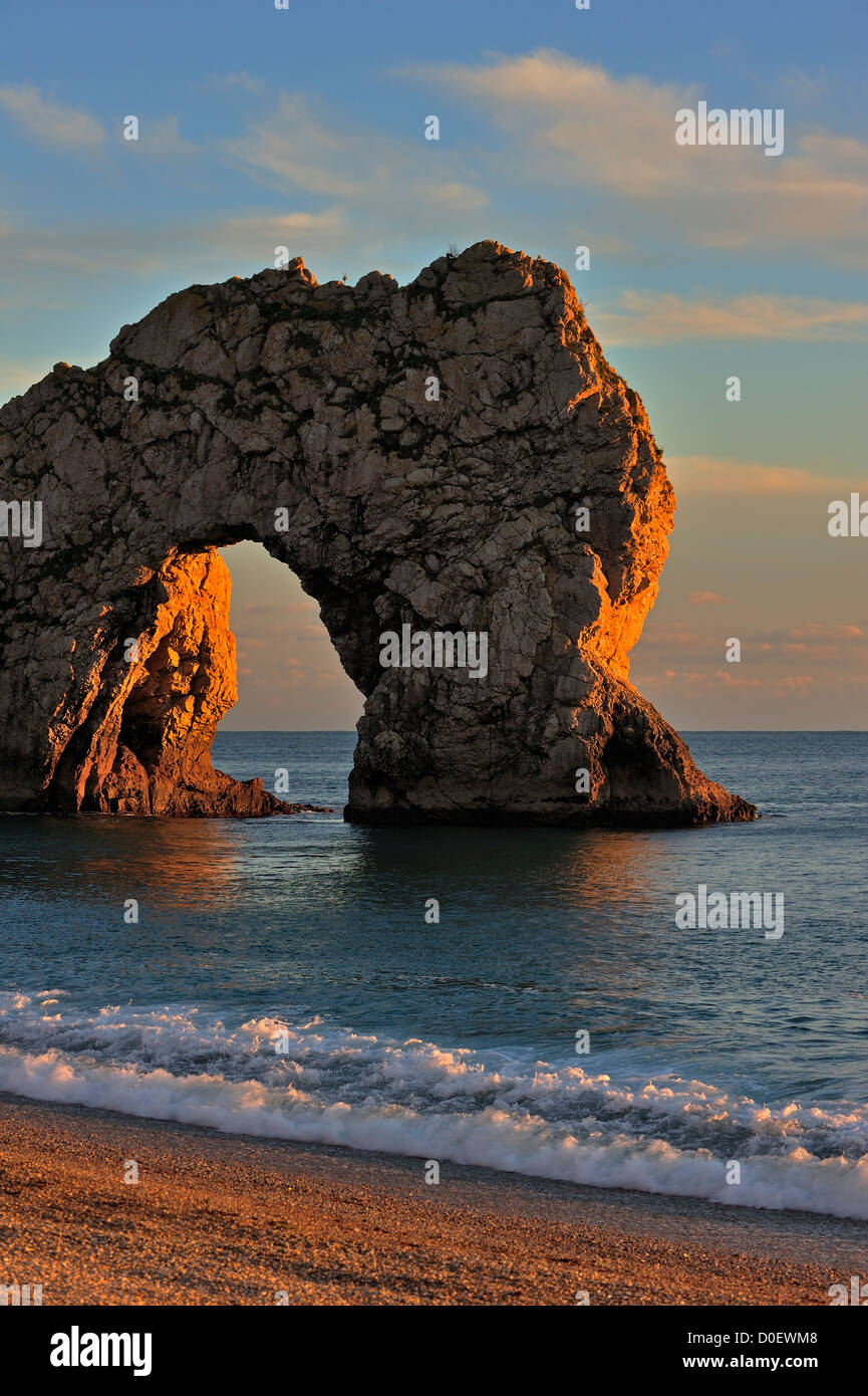 Durdle Door, einem natürlichem Kalkstein Bogen bei Sonnenuntergang entlang der Jurassic Coast in der Nähe von West Lulworth in Dorset, Südengland, Großbritannien Stockfoto