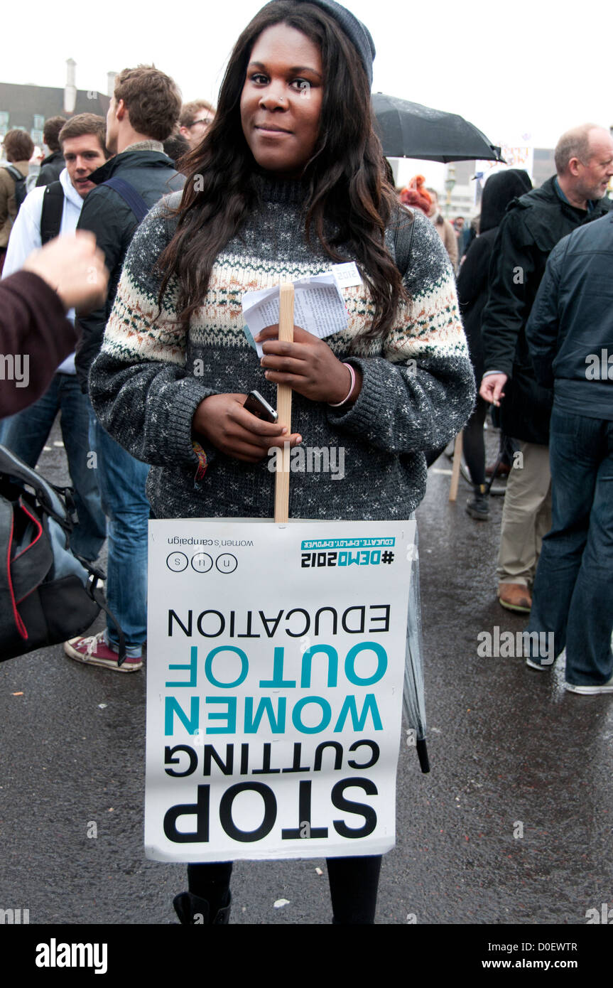 Ein jungen schwarzer Studenten von der University of Brighton hält ein Schild Spruch "Frauen aus der Ausbildung nicht schneiden". Stockfoto