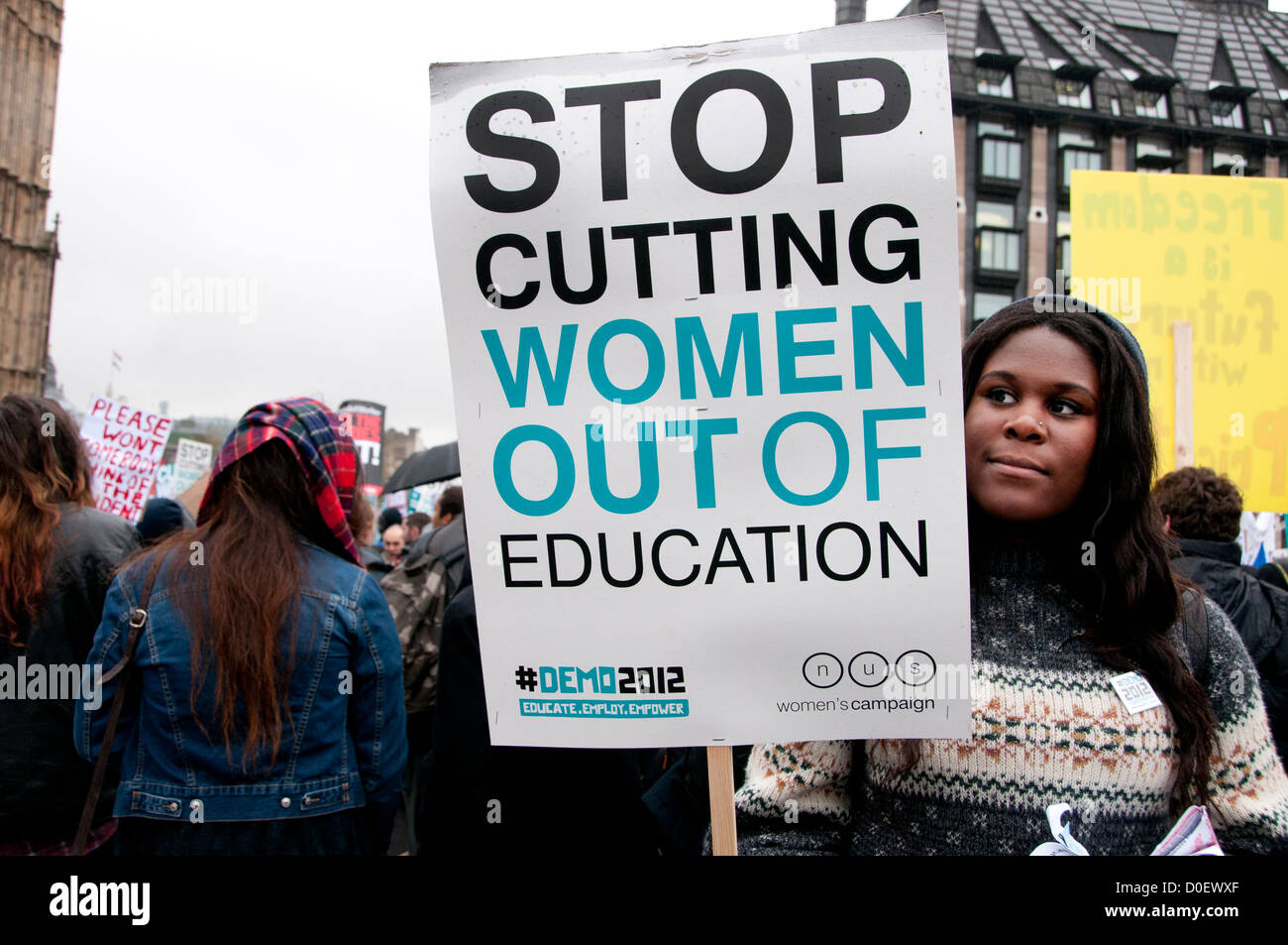 Ein jungen schwarzer Studenten von der University of Brighton hält ein Schild Spruch "Frauen aus der Ausbildung nicht schneiden". Stockfoto