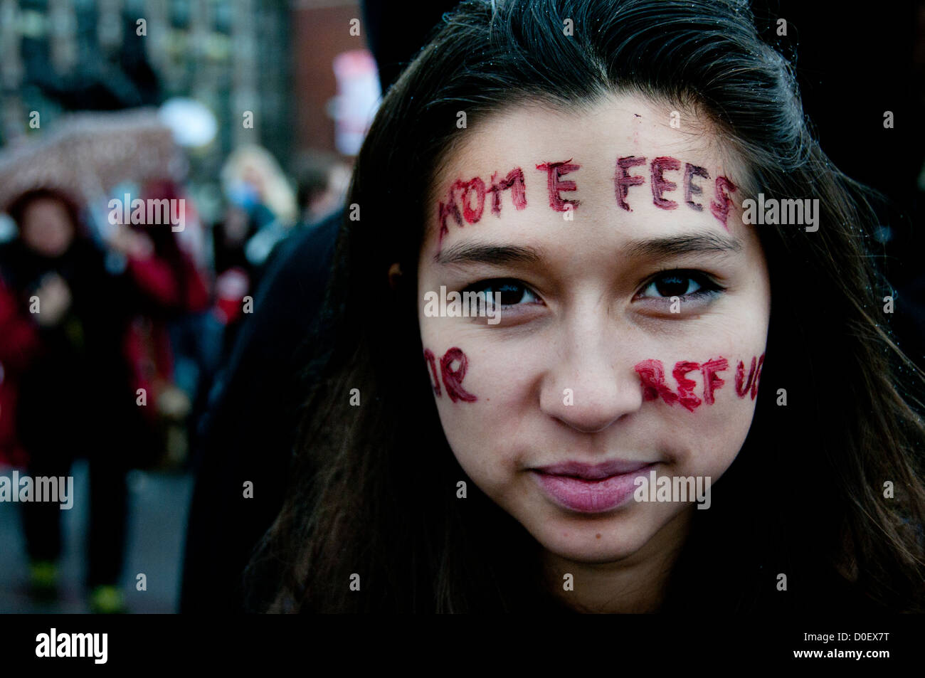 Demonstration durch die NUS gegen Kürzungen Bildung organisiert. Eine junge Frau hat die Worte "Home Honorare für Flüchtlinge" auf ihrem Gesicht Stockfoto