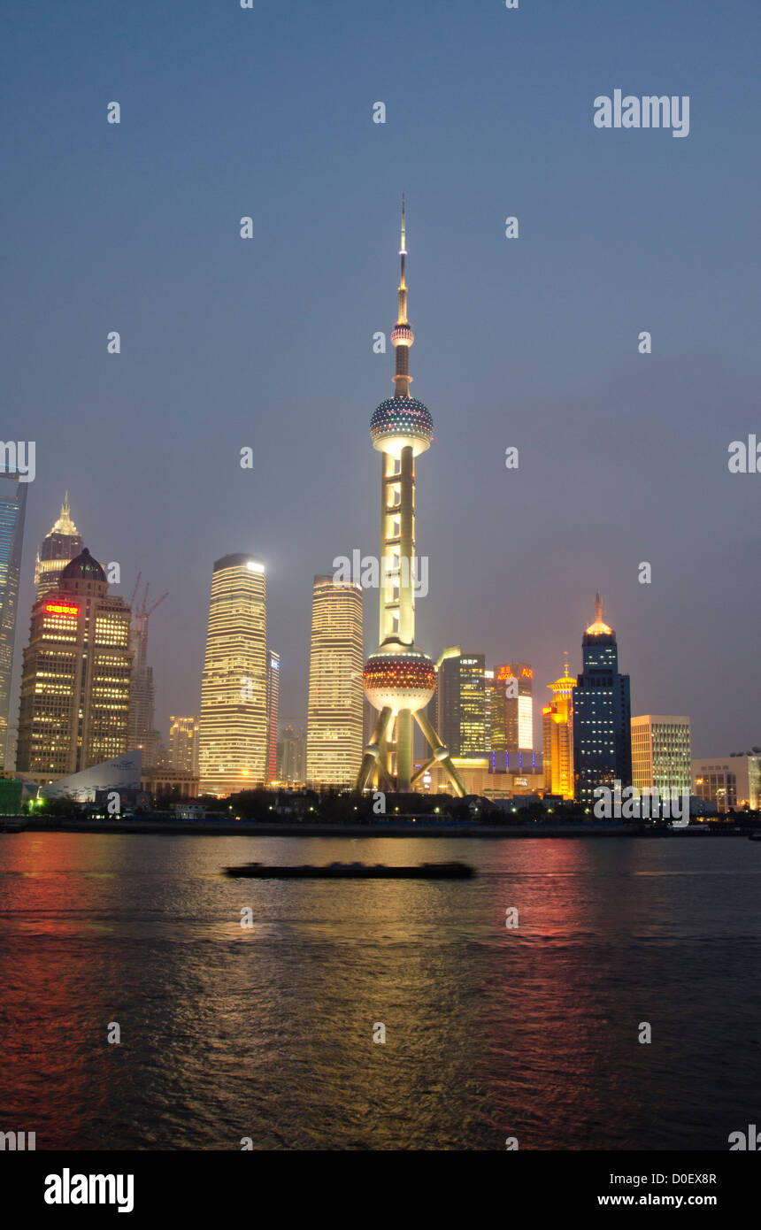 China, Shanghai. Am Abend Blick auf das moderne Pudong New District (aka) mit der berühmten "Oriental Pearl" Gebäude. Stockfoto