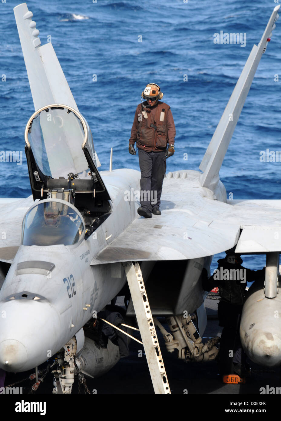 Ein Flugdeck Kapitän führt Prüfungen auf einer F/A-18E Super Hornet auf dem Flugdeck des Flugzeugträgers USS Nimitz 11. November 2012 im Pazifischen Ozean. Stockfoto