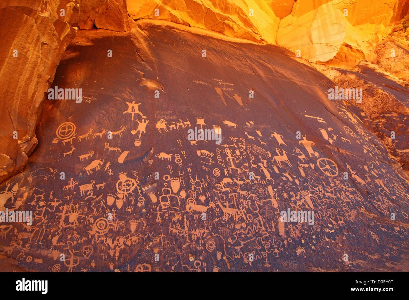 Petroglyphen geschnitzt in den Lack der Zeitung Rock State Historic Monument in Utah. Stockfoto