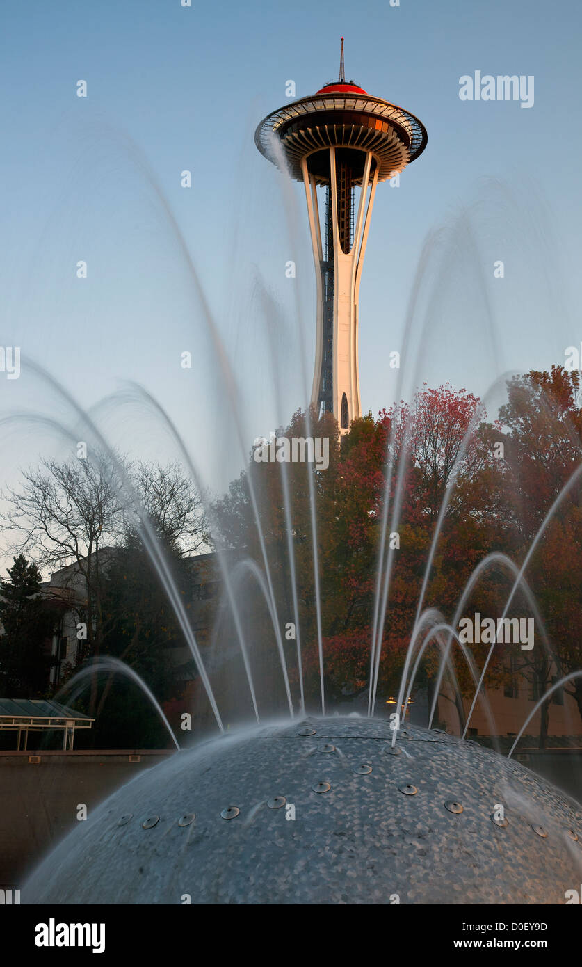 WA07872-00... WASHINGTON - Die International Fountain und Space Needle in Seattle Center in der Innenstadt von Seattle. Stockfoto